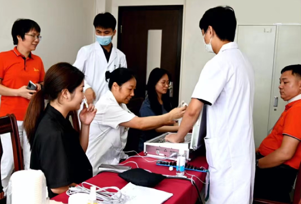 義診進企業(yè)，關(guān)懷暖人心 ——鹿山新材工會委員會組織開展中醫(yī)理療義診活動